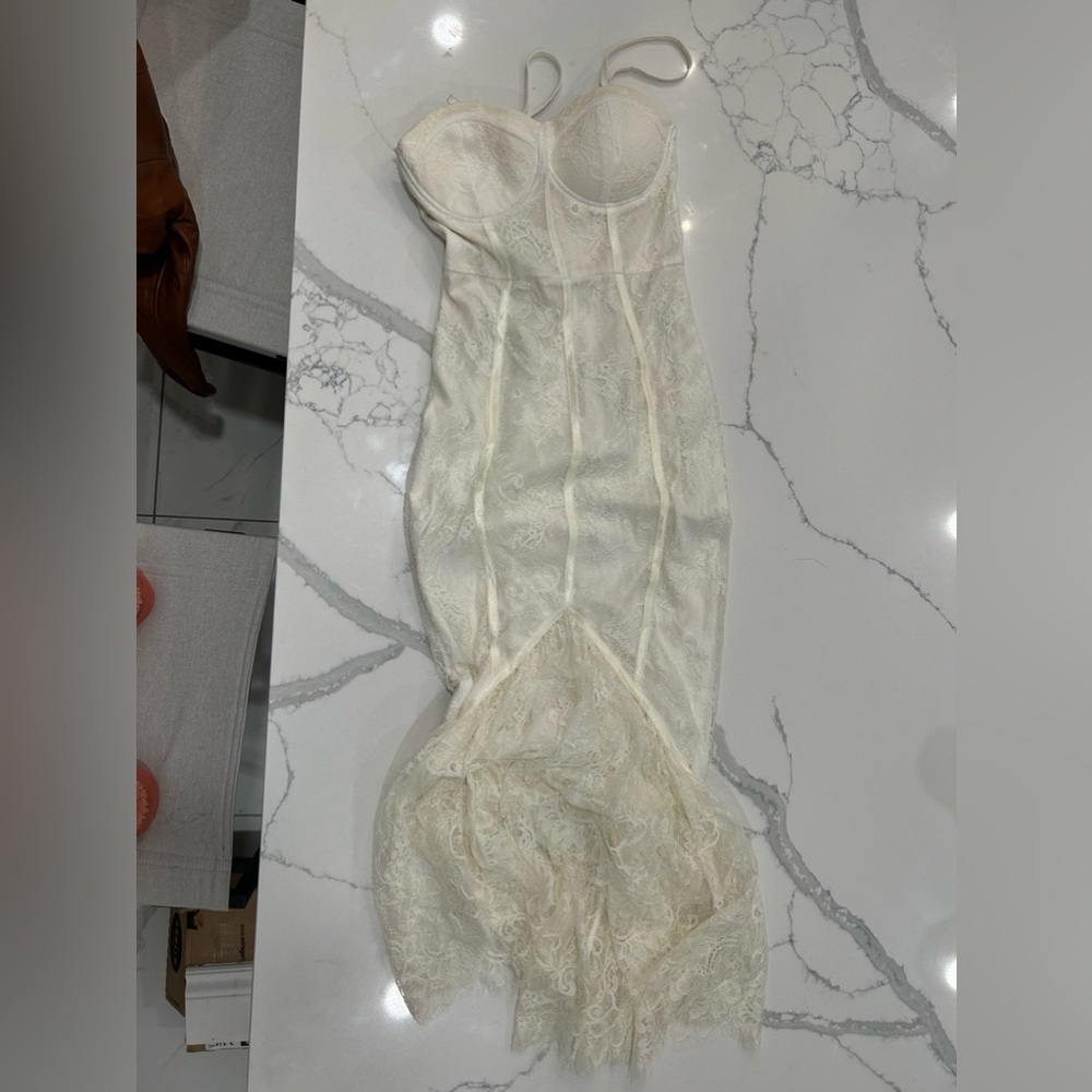 STUNNING LACE DRESS SIZE 4